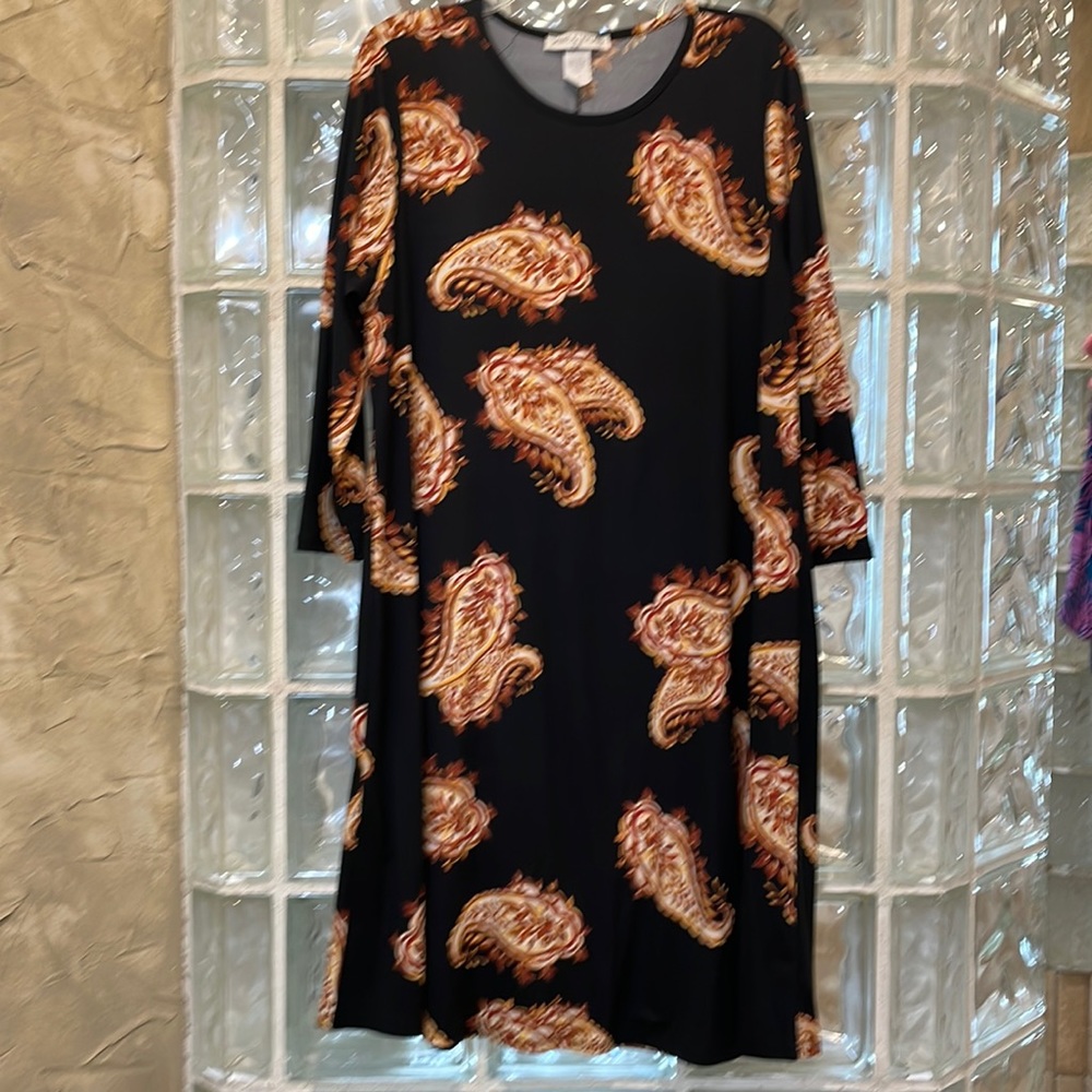 Round neck aligned, 3/4 length sleeve midi dress